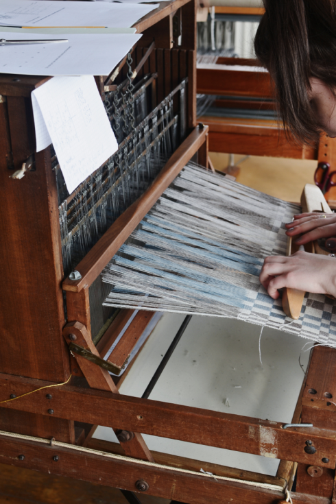 Decorator's Notebook meets Eleanor Pritchard assistant weaving