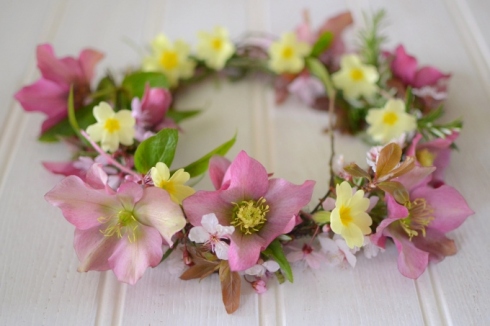 How to make a spring flower crown from garden flowers - DIY - Decorator's Notebook blog 
