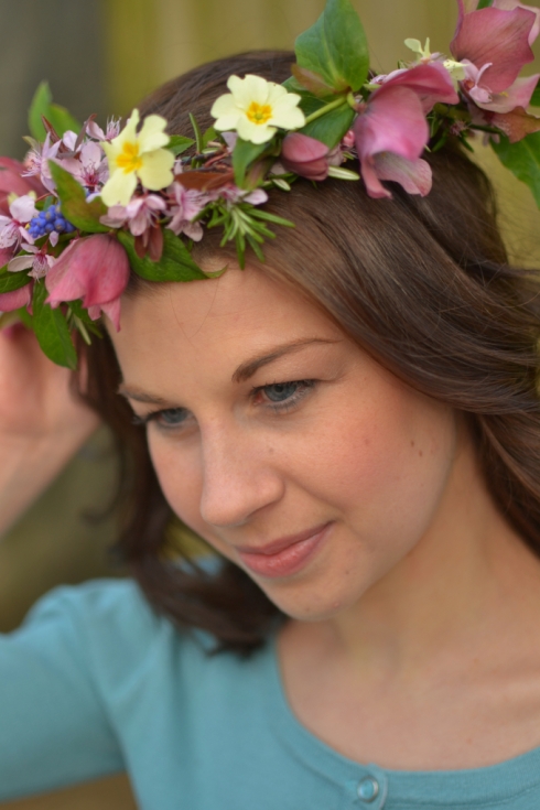 Make a flower crown with wild flowers - Decorator's Notebook