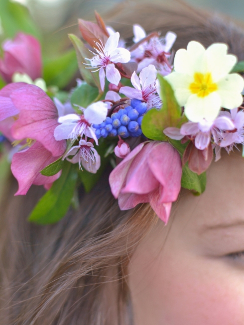 Spring flower crown DIY by Decorator's Notebook blog